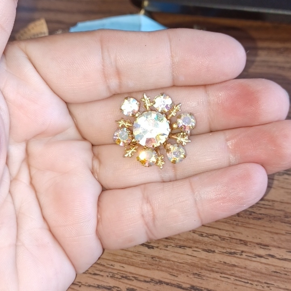 Vintage Women’s Costume Jewelry Gold Tone Rhinestone Color Brooch. No Markings